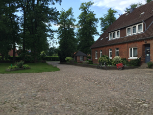 Hier sollte ein Bild vom Wohnhaus sein mit Blick auf die Stra�e